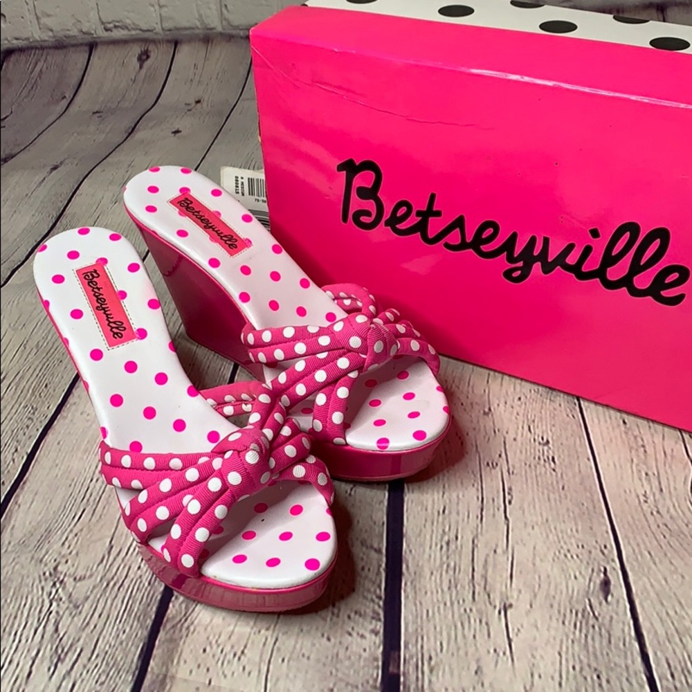 Betsey Johnson Pink Wedge Size 8